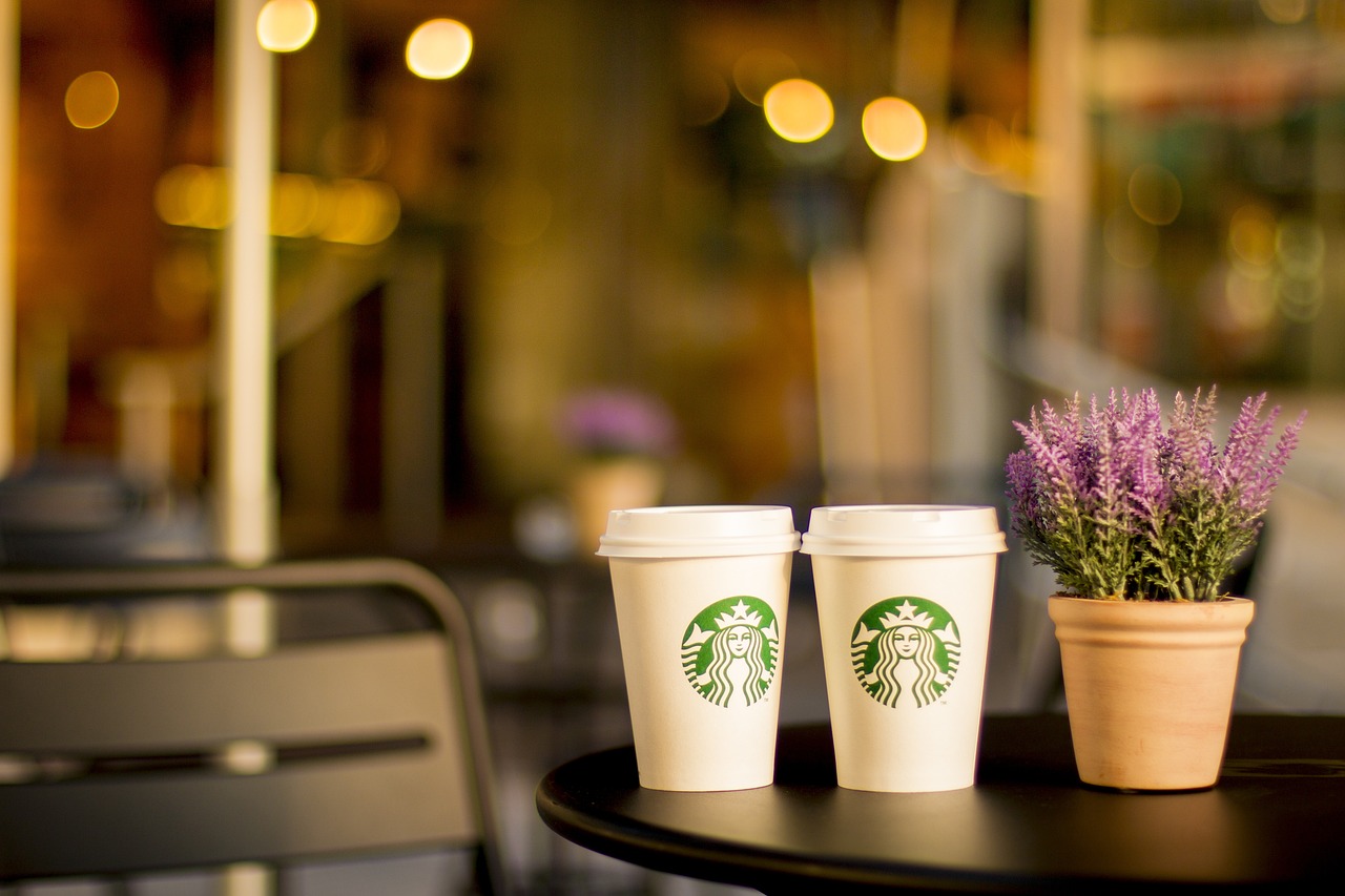 Starbucks Aktie explodiert: Das ist der Grund & das sollten Anleger jetzt tun 